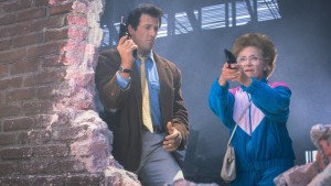 Phim Đứng yên! Không mẹ tôi bắn - Stop! Or My Mom Will Shoot (1992) Phim Đứng yên! Không mẹ tôi bắn - Stop! Or My Mom Will Shoot (1992)